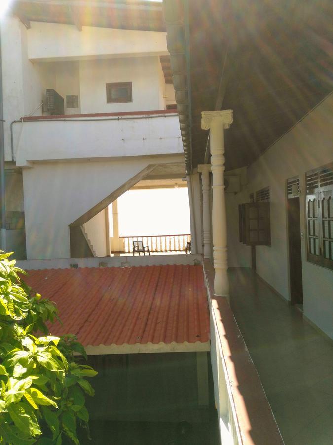 Sunnys Beach Guest House Хиккадува Экстерьер фото